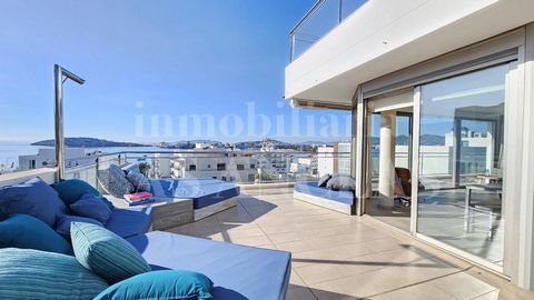 In the immediate proximity of the luxurious marina of Marina Botafoch with its various boutiques and restaurants and only a stone's throw away from the idyllic beach of the bay of Talamanca is this attractive penthouse located in a modern building wi...