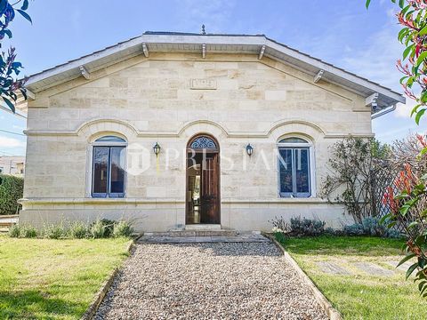 VILLENAVE d'ORNON - Located on a plot of approximately 1300m², this Arcachon style stone house of approximately 240m² benefits from a pleasant and sunny garden. The main house of 220m² is organized on 2 levels. An attached garage of approximately 20m...