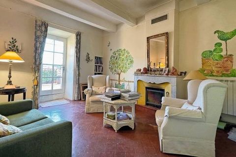 Ideally located at the heart of the village of Roussillon, come discover this magnificent house basking in light thanks to its orientation due south. Generous, well-balanced indoor volumes (178 m²). In perfect confition, the property offers high pote...