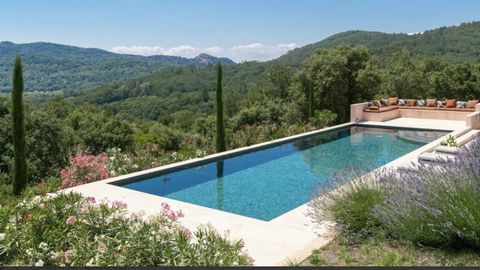 Elegant country house oof approximately 300 m2 with 5 bedrooms, standing on more than 2 hectares of land, with panoramic views over the hills of the 