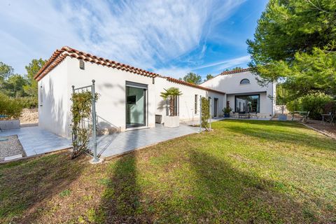 15 km West of Aix-en-Provence, this recently-built, single-storey architect-designed villa extends over approx. 180 sqm in the heart of a landscaped park of about 3350 m2, offering peace and quiet for nature lovers. This very spacious property compri...