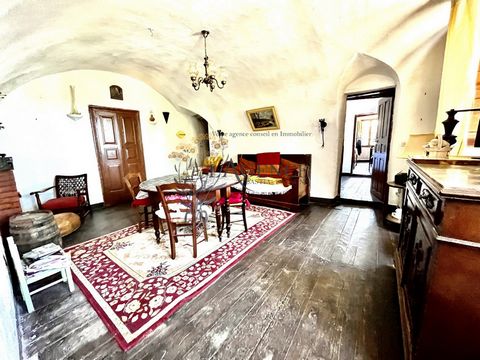 Gelegen in Valle Di Rostino, in het gehucht Casapitti, bieden wij u een appartement van 78,50m2 in een dorpshuis doordrenkt van geschiedenis. Dit appartement bestaat uit een keuken, een woonkamer, drie slaapkamers en een badkamer. Een kelder complete...