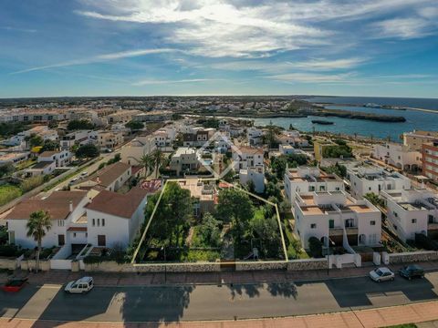 Lucas Fox exclusively offers a unique 1,000 m² plot located in a residential area next to the seafront of Ciutadella de Menorca. Currently, it has a house to renovate, with the possibility of building up to 4 houses with a maximum occupancy of 50% an...