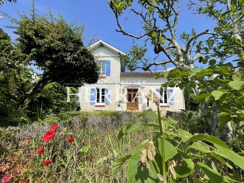 Located in the town of Saint-Denis-De-Pile, a few minutes from the motorway and Libourne. You will be seduced by the quiet location of this house, very close to the center and its amenities. Come and discover this beautiful stone house of 175m2 very ...
