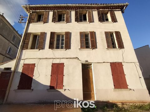 TOULON - Saint Roch, come and discover this building in R + 2 ideally located close to shops, the train station and the Chalucet and Montety higher schools. On a plot of 315m2, this building is entirely to renovate and rehabilitate. Prior declaration...