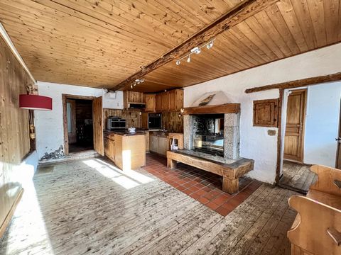 In the town of Saint Jean de Sixt, between the ski areas of La Clusaz and Grand Bornand. Farm dating from 1848 with an area of 268m2 built on a plot of land of 1300m2 with superb daylong sunshine and stunning mountain views. This mountain character p...