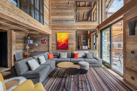 In the heart of the Vieux Village and only 100 m from the ski slopes, this property is bathed in light thanks to its southern exposure and its numerous windows and bay windows offering a panoramic view of the old village, but also of the 2 mythical p...