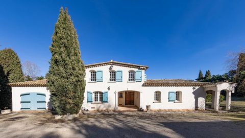 In the tranquillity of the Eygalieres countryside, yet close to the village centre, this property has many facets and offers great potential. Currently comprising a main house of approx. 240 m2 and a separate guest house / guardians’ accommodation of...