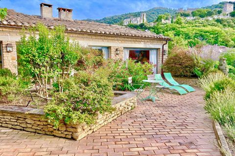 Superb village house of 400 m2 with 5 bedrooms and breathtaking views, in the heart of the historic village of Oppede le Vieux with an 8m swimming pool. An Idyllic calm setting within walking distance of the village. A large terrace offers a view of ...