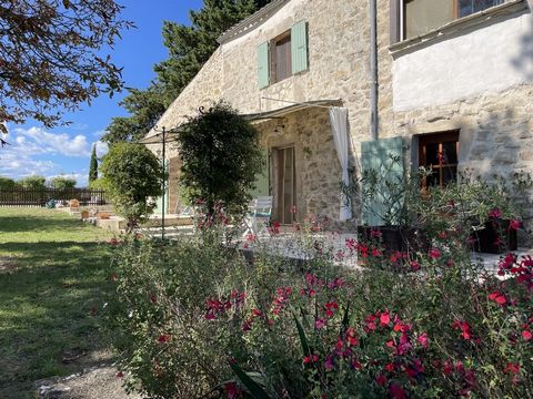 Dans un cadre idyllique à seulement 5 min de la belle cité Renaissance Barjac. Profitant d'une vue exceptionnelle !!!!! Ce mas en pierre bénéficie de plus d'1 hectare de terrain attenant agrémenté d'une agréable piscine 10x5 au calme sans nuisance ni...