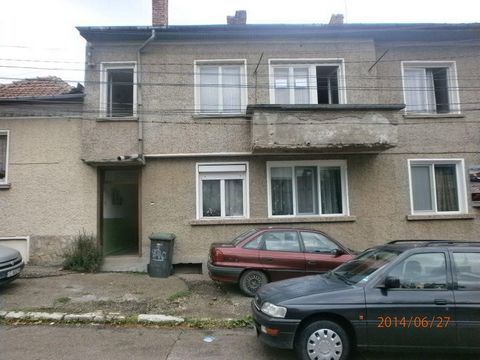 Offer 3692 - ... - Offers a second floor of a house in the area under the hospital. The house is massive, stable, with three concrete belts. It has: three private rooms, a box, a bathroom with toilet and two terraces. To it there are two ointments wi...