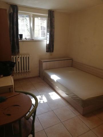 À vendre est une chambre privée au sous-sol avec une salle de bain dans le centre-ville. La propriété est à vendre meublée. Le chauffage est central. Convient pour l’investissement à louer.