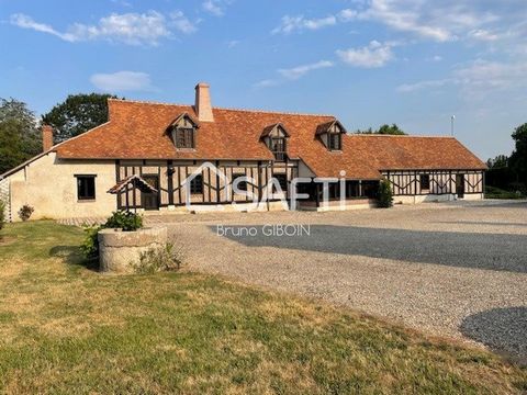 Pour découvrir cette belle longère restaurée avec goût grâce aux matériaux de qualité employé (pierre, briques, poutres anciennes, couverture en petite tuile de pays) il faut passer sous son porche. Cette propriété vous offre un rez-de-chaussée un sa...