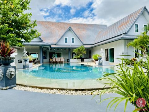 - Luxe Villa met Zwembad - Grondoppervlakte 1600 M² - 6 Slaapkamers - 5 Badkamers - Te Koop 17.500.000,- Baht Luxe Villa met Zwembad op een goede locatie in Huai Yai gebied. - Terrein 1600 m² - 6 slaapkamers - 5 badkamers - Grote overdekte buitenruim...