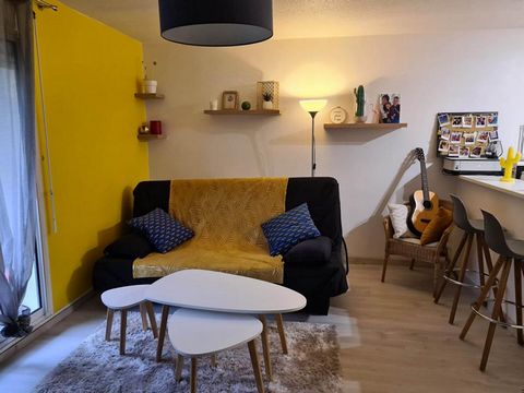 Sur l'ile de Nantes, un appartement T2 de 41,75 m² en rez de jardin . Cet appartement se compose d'une entrée avec placard desservant la salle d'eau, les WC, la chambre et son rangement, puis la pièce de vie avec cuisine ouverte. vous disposerez égal...