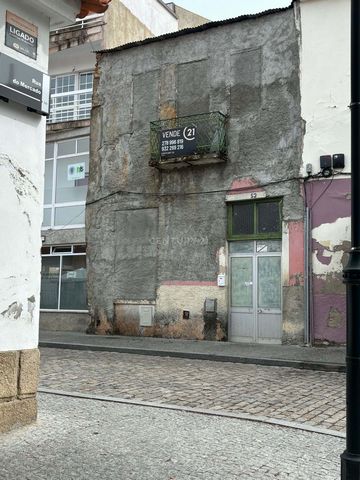 Cette propriété, située sur la Rua do Cabo, à Mirandela, offre une excellente opportunité pour une rénovation totale, en conservant sa structure robuste et en mettant en valeur son charme d’origine. Avec 2 étages, la résidence dispose de grands espac...