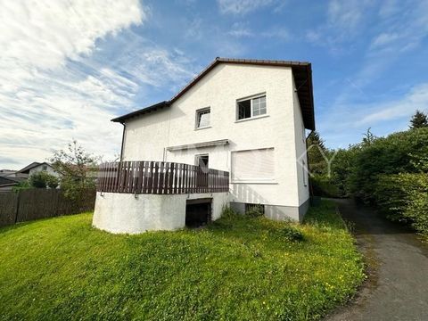 Questa graziosa casa bifamiliare al piano terra offre una generosa superficie abitabile di 116 m² e dispone di un giardino e di una terrazza privati, che invitano a rilassarsi e godersi la natura. La struttura comprende tre ambienti: un ampio soggior...