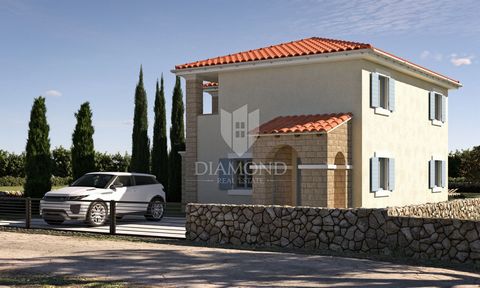 Location: Istarska županija, Poreč, Poreč. Poreč, surroundings, idyllic villa with swimming pool in greenery! On a spacious plot of 937 m2, this idyllic villa with a swimming pool is located in the greenery. Its total size is 313.58 m2 and it is spre...