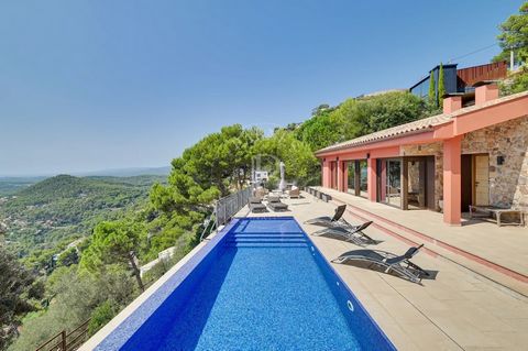 BARNES vous présente cette villa hors du commun, située dans un environnement privilégié et orienté plein sud, à seulement 15 minutes à pied du centre de Begur. Entièrement rénovée, cette propriété offre une vue incomparable sur la baie d’Aiguablava,...