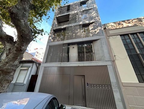 T1 under construction located on Rua Afonso Cordeiro, Matosinhos. 2nd floor front, fraction E. With parking space. General aspects: Video color intercom Flooring in oak floating floor or equivalent Lacquered carpentry Doors to the full height of spac...