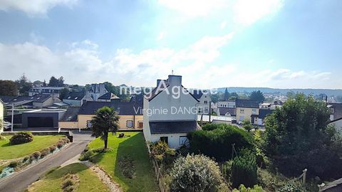 Située à 2 pas du centre ville de Locminé, cette propriété offre un cadre de vie paisible et familial. Proche des écoles, des commerces locaux et des espaces verts, cette maison bénéficie d'un environnement agréable et pratique pour toute la famille....