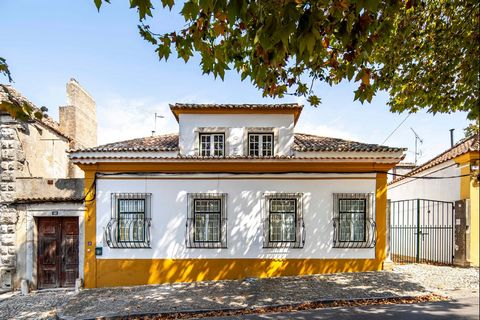 In the heart of Azeitão, located in the iconic Praça da República, this house from 1962 offers a glimpse into the past. Once part of the Palácio dos Duques de Aveiro’s grounds, it still holds its original charm, though it is now separated from the pa...