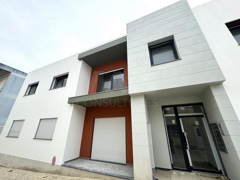 Ottimo appartamento NUOVO, situato al piano terra in un edificio senza ascensore, nel centro di Ferrel, a 5 minuti dalla spiaggia di Baleal. Composto da soggiorno e cucina in open space, bagno e 3 camere da letto, entrambe con armadi a muro e una di ...