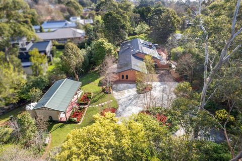 Nichée au bout d’une allée bordée d’arbres dans le célèbre quartier d’Edna Walling, cette spacieuse maison de plain-pied est chérie par une famille depuis 27 ans. Entourée de plus d’un acre de jardins luxuriants et tranquilles, la propriété offre une...