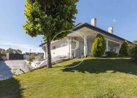 DETACHED VILLA WITH GARDEN, GARAGE AND SWIMMING POOL IN RESIDENTIAL AREA  Impressive detached villa located in the prestigious Parque Boadilla urbanisation in Boadilla del Monte. This spacious villa has 483 m² of constructed area, offering an ideal e...