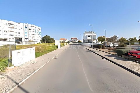 Opportunité idéale pour investir ou construire la maison de vos rêves ! Ce terrain urbain de 192 m² à Santo António da Charneca, Barreiro, a déjà un projet approuvé pour une maison de 230 m², en plus de 117 m² de sous-sol, 60 m² de grenier et 12,6 m²...