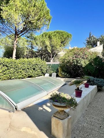 L'agence immobilière JURISTIMMO vous propose cette villa sans vis à vis idéalement située au sein d'un quartier résidentiel, à deux pas de la Cité Médiévale et du centre-ville de Vaison-la-Romaine. Laissez-vous charmer par cette maison de 132 m2 habi...