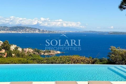 Diese provenzalische Villa liegt auf einem Hügel zwischen der Bucht von Cannes und der Bucht von Figueirette und bietet einen Panoramablick auf die Bucht von Cannes und die Esterel-Berge. Diese Unterkunft verfügt über einen Essbereich und eine große ...