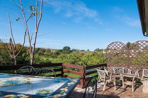 Questo bellissimo alloggio appartato e soleggiato vi aspetta in Sicilia, a circa 300 metri dalla spiaggia (una delle più belle dell'isola). Dispone di terrazza e giardino privato dove sono piantati alberi di limoni tipici siciliani. Nello specifico l...