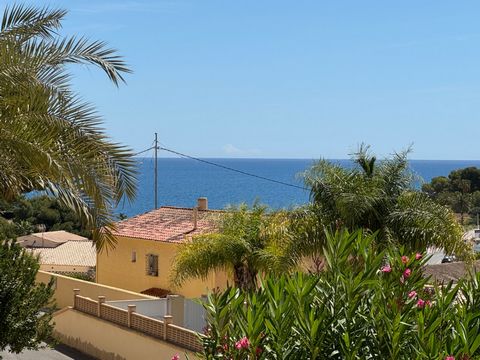 Volledig gerenoveerde villa in Benissa-Costa, als nieuw, in de omgeving van La Fustera, met een prachtig uitzicht op zee en een panoramisch uitzicht. Slechts een paar minuten lopen naar het strand en voorzieningen. Het huis bestaat uit: veranda, terr...