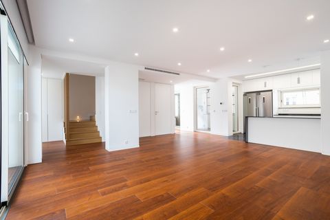 Venez voir cette fantastique villa de 3 + 1 chambres, à Alto da Parede, surplombant la mer, offrant un équilibre parfait entre confort et loisirs. Intégré dans un quartier résidentiel calme, avec une large gamme de services et de commerces et avec un...