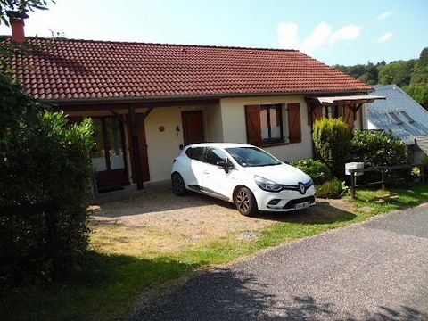 GRANDRUPT (Vogezen) PATRICE DENIS biedt u een recent huis van 90m² op kelder Gelegen in de buurt van de Hantz-pas in een klein rustig dorpje Entree, ingerichte keuken, woonkamer, eetkamer met insert open haard, 3 slaapkamers Souterrain: garage met el...