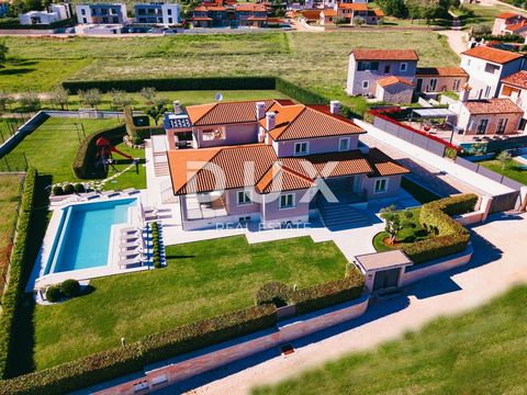 Location: Istarska županija, Kaštelir-Labinci, Deklići. ISTRIEN, POREČ (Umgebung) - Wunderschöne Luxusvilla mit Pool An der Westküste Istriens, umgeben von üppiger mediterraner Vegetation, die sich mit Olivenhainen, Weinbergen und Feldern vermischt, ...