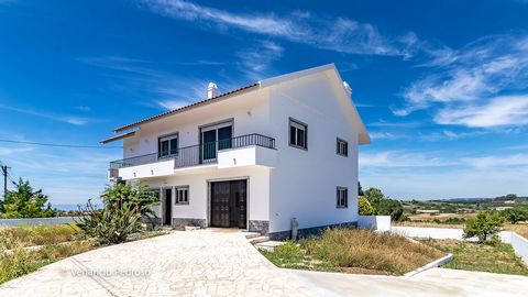 THE ADDED VALUE OF THE PROPERTY: 4 bedroom villa on a plot of 880m², with potential for two families, located in São João das Lampas, 16 km from Ericeira. Solar orientation to the South / West, countryside, mountain and sea views PROPERTY DESCRIPTION...