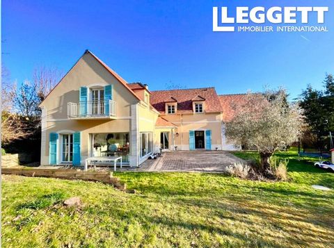 A32731BTX78 - Maule (78580) - In a peaceful, secluded setting, nestled in greenery, Leggett Immobilier presents this superb recent residence built in 2010. It is built on a plot of 3288 m². Information about risks to which this property is exposed is...