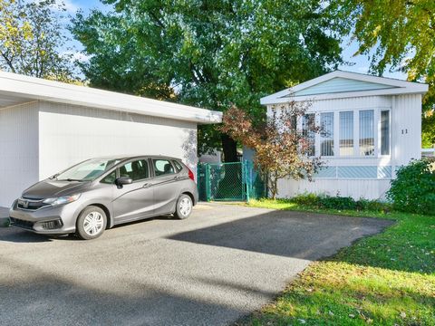 Maison modulaire bien entretenue sur terrain intime, située dans un Parc de maisons mobiles à proximité de l'autoroute 15 sortie 21 aux limites sud de la municipalité de St-Jacques-Le-Mineur. À 3 km des services de la ville de Napierville. Secteur pa...