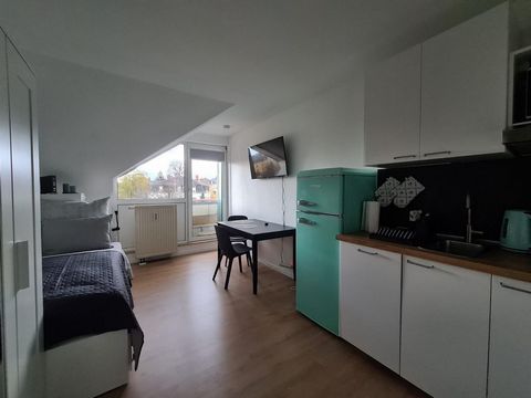 Das Apartment befindet sich in Dresden Coschütz und bietet eine moderne Einrichtung. Die Anbindung an das öffentliche Nahverkehrsnetz ist optimal. Eine Besichtigung und weitere Daten zur Wohnung sind nach einer vorherigen Terminabstimmung möglich.