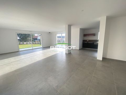 Enjoy a new home now where all you have to do is put your furniture! Bersot Immobilier offers you this beautiful house located 5 minutes from Besançon North. It includes on the ground floor a fitted kitchen open to a living room bathed in light, a ma...