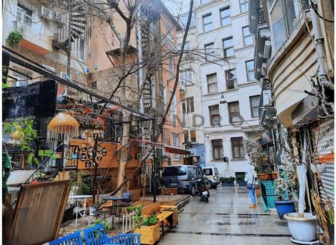 Die Eigentumswohnung befindet sich in Beyoglu. Beyoglu ist ein Stadtteil auf der europäischen Seite von Istanbul. Er ist bekannt für seine historische Architektur, lebendiges Nachtleben und vielfältige kulturelle Szene. Der Bezirk umfasst Stadtteile ...