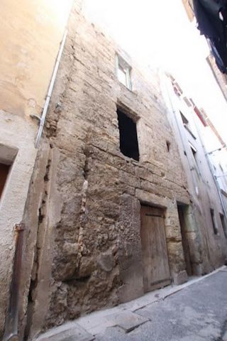 PEZENAS 34120 - Dorpshuis in renovatie. Alle sloop en het afvoeren van puin zijn aangepakt, evenals de uitvoering van twee betonnen vloeren. Zoals het er nu uitziet zijn alle ontwikkelings- of distributieperspectieven mogelijk voor 1 en dezelfde woni...