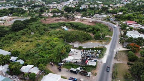 An impressive 6.52 acre lot on Old Harbour main road which is prime for development of a lucrative commercial plaza or facilities, and now includes in the purchase an adjacent 1.07 acre lot (Vol.1341, Fol.209). Close to busy Old Harbour town centre, ...