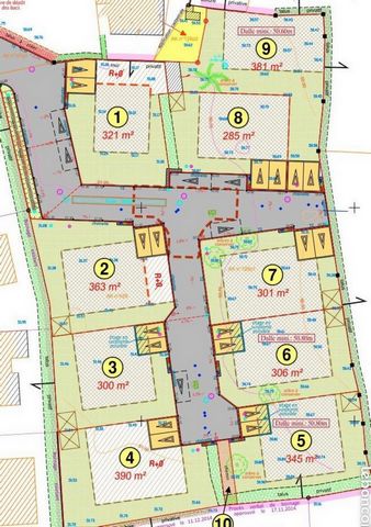 PLOUGONVELIN Bourg Terrain de 345 m² permettant de s'offrir une maison de plain pied ou à étage. Vous pouvez accéder aux commerces à pied. L'environnement est résidentiel et calme. Une opportunité aussi proche de toutes les commodités. Les informatio...