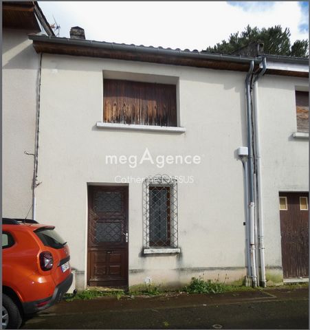 Maison de ville, proche du centre dans un quartier calme. De gros travaux à prévoir intérieur cuisine, salle de bain et peinture. Menuiserie et système de chauffage. Elle se compose de 2 niveaux en rdc 1 entrée, 1 grande pièce avec cuisine séparée, u...