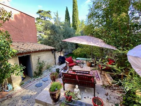 Maison de maître du 19ème siècle à Pignan, proche Montpellier- 4 chambres et un très beau jardin Située à seulement 10 km à l'ouest de Montpellier, Pignan est un village authentique offrant toutes les commodités locales : commerces, écoles et service...