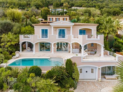 Schitterende en zeer elegante villa van bijna 200m2 gelegen op de hoogten van Tourrettes sur loup en met een subliem panoramisch uitzicht op zee over de hele Franse Rivièra. Rustig, bijzonder licht en in een dominante positie zonder enige vis-à-vis, ...