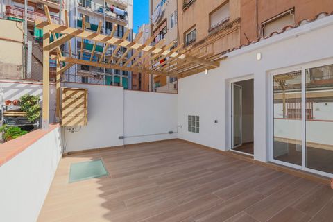 TRAVAIL FINI ! Prêt à visiter Découvrez ce joyau au cœur de la Sagrada Familia ! Cette charmante villa jumelée de 90 m² construits et 60 m² utiles offre une opportunité unique à Barcelone. Avec deux grandes chambres doubles et une salle de bain compl...